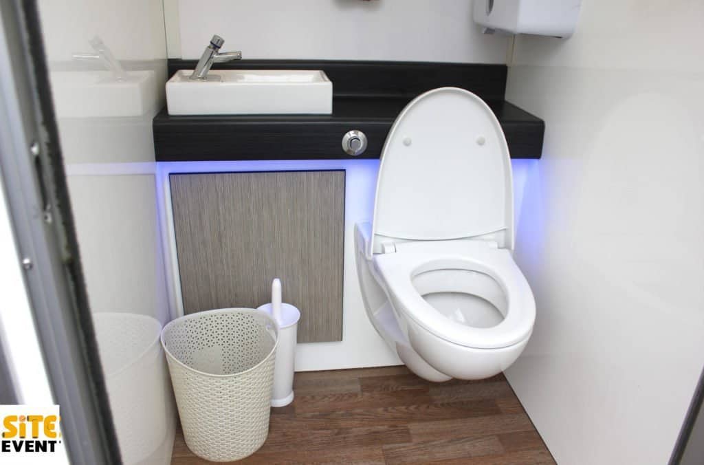 6 Bay Luxury Vacuum Toilet Pods • Call Site Event on 01256 384134